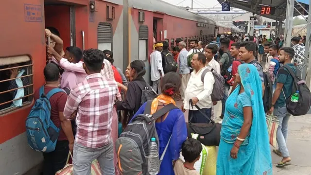 Vikramshila Express Seat Dispute: рдЬрдорд╛рд▓рдкреБрд░ рд╕реНрдЯреЗрд╢рди рдкрд░ рднрд╛рд░реА рдмрд╡рд╛рд▓, RPF рдиреЗ рдРрд╕реЗ рджрд┐рдЦрд╛рдпрд╛ рджрдо!